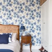 Mėlynos gėlės ant miegamojo sienos