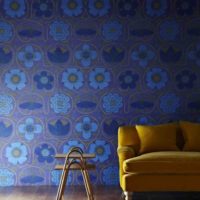 Shades of blue pada kertas dinding di ruang tamu