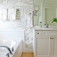 Grijs-wit behang in de badkamer
