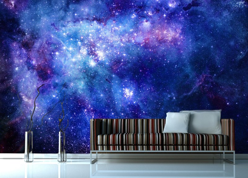 Sienu rotājums virs dīvāna kosmosa tematiskos sienas gleznojumos