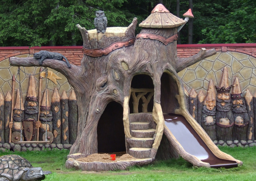 Slide kanak-kanak dalam gaya Rusia Kuno sebagai bentuk seni bina kecil di taman