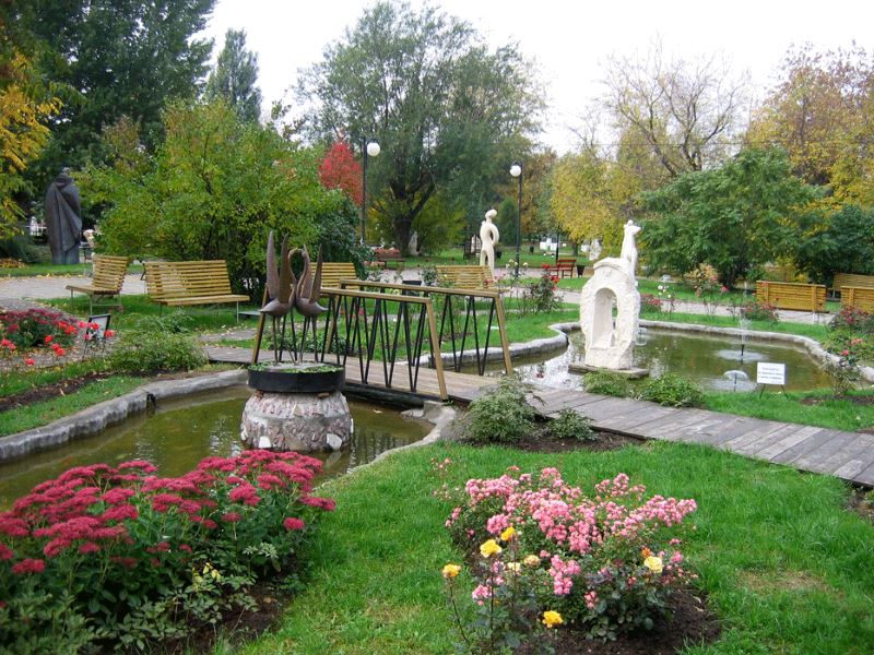 Roh pro pohodlný pobyt s umělým rybníkem v městském parku