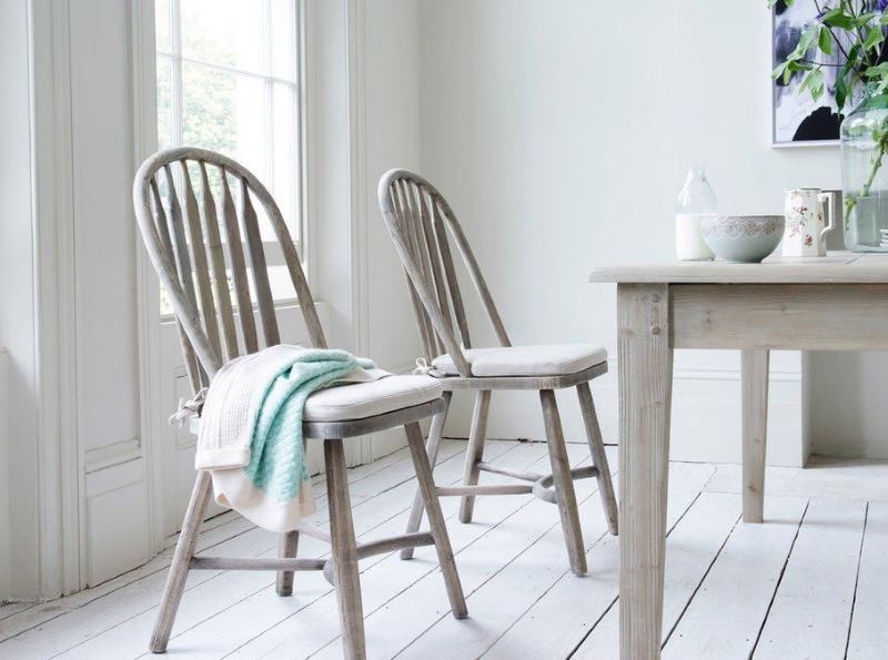 Provence-stijl stoelen bij het raam in de keuken-woonkamer