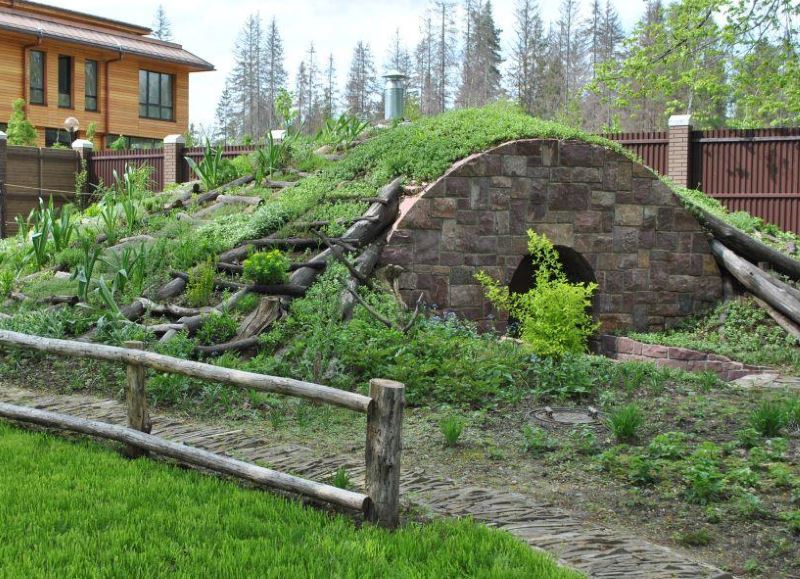Pivniță modernă ca o formă arhitecturală mică în grădină