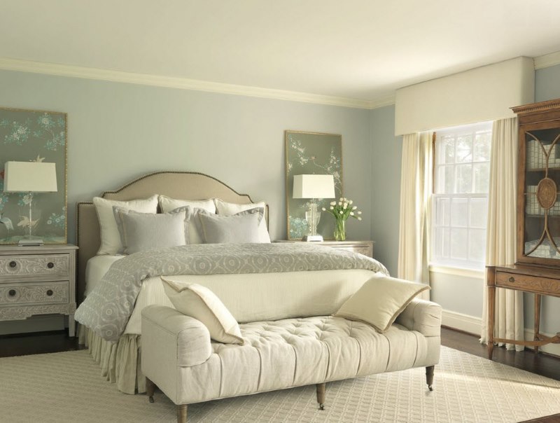 Klasiskas guļamistabas interjers košās krāsās