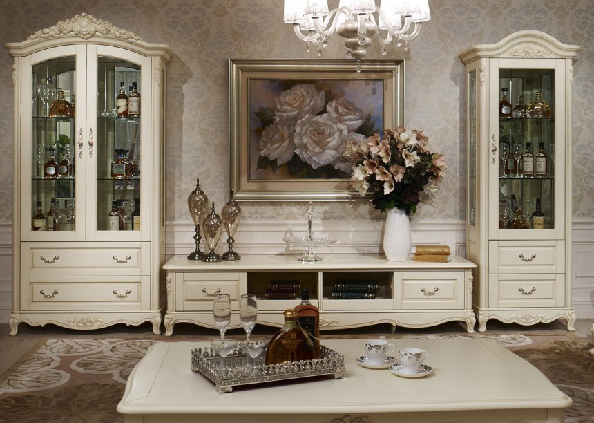 Skapji ar piederumiem klasiskā stila viesistabā