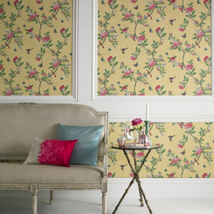 Design obývacího pokoje v anglickém stylu s květinovými tapetami