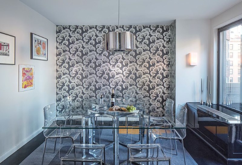 Interiorul zonei de luat masa a spațiului de bucătărie cu tapet floral