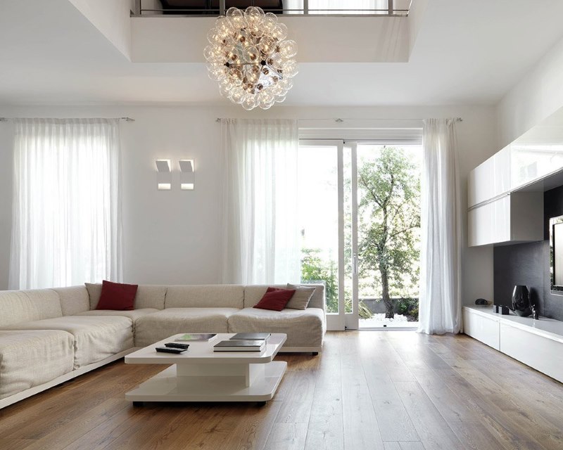 Privātmājas dzīvojamā istaba košās krāsās mūsdienu stilā