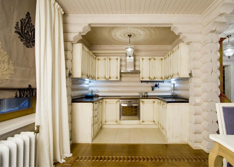 Suprojektuokite nedidelę virtuvę rąstiniame name