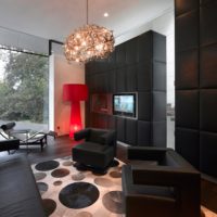 Червена подова лампа и черни мебели