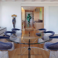 Stiklinis stalas moderniame gyvenamajame kambaryje