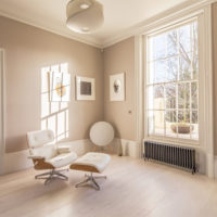 Interior minimalist într-un living al unei case de țară