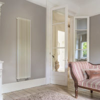 Verwarming radiator in het interieur van de woonkamer