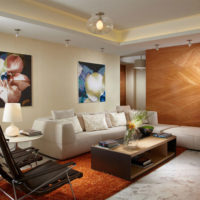 Dzīvojamās istabas sienas rotājums ar gleznām