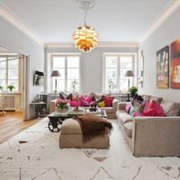 Dzīvojamās istabas interjera dekorēšana ar krāsainiem spilveniem
