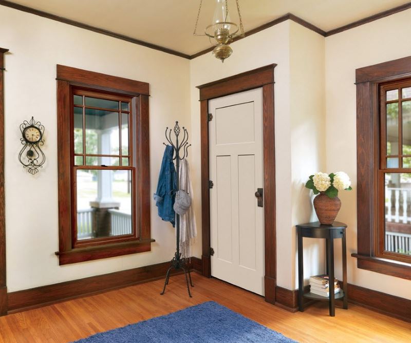 Ant durų durų rudos juostos su baltomis durimis