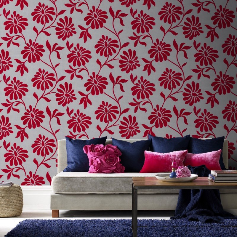 Kontrastní kombinace květinové tapety s textilem v obývacím pokoji
