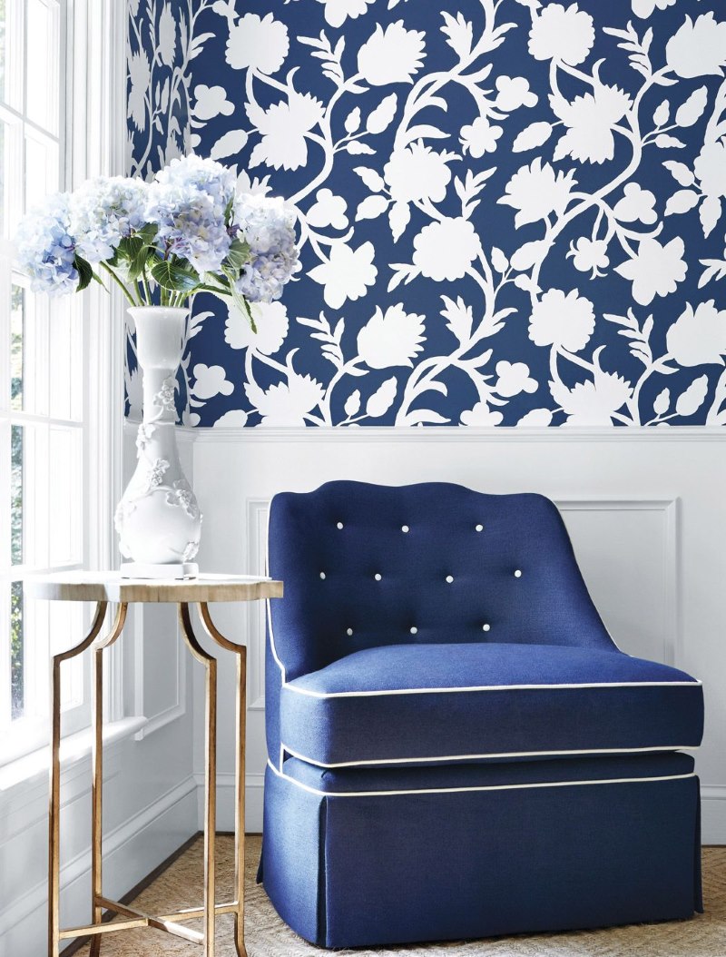 Mėlynos ir baltos spalvos tapetai didelėje gėlėje svetainės interjere