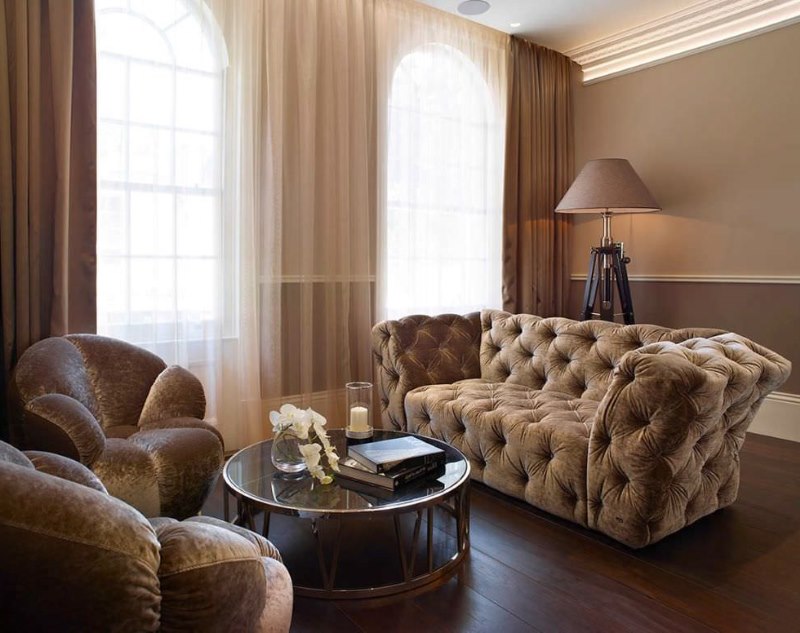 Čalouněný nábytek s hnědým čalouněním v interiéru moderního obývacího pokoje