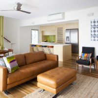Bruin meubilair in een lichte woonkamer