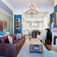 Zila krāsa viesistabas interjerā