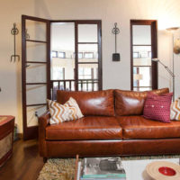 Világítás a nappaliban barna kanapéval