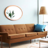Dzīvojamās istabas ar brūnu dīvānu dizaina projekts