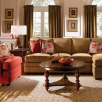 A barna kanapé és a vörös fotel kombinációja