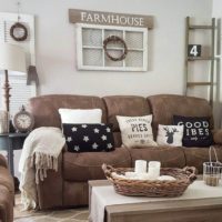Amerikai stílusú nappali barna kanapéval
