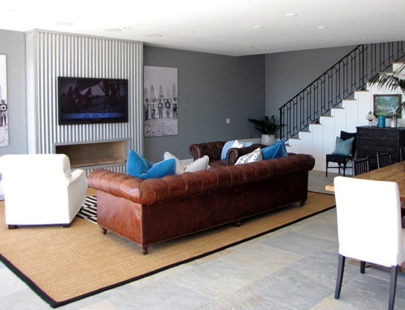 Кафяв диван с кожена тапицерия на килима в хола