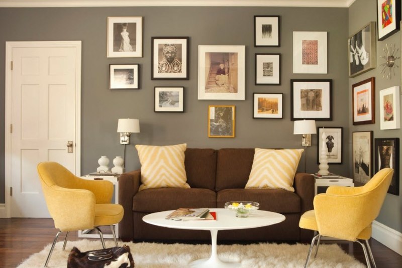 Gabungan sofa coklat dengan kerusi berlengan kuning