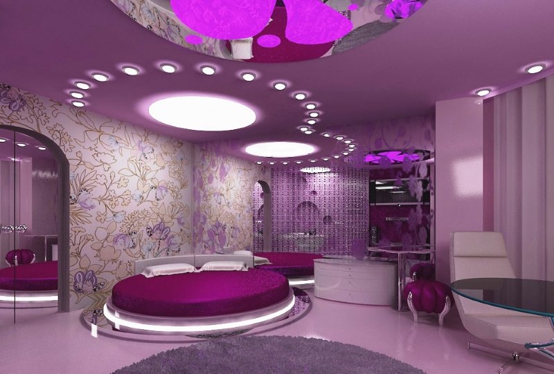 Kosmiskā stila guļamistabas interjers purpursarkanās nokrāsās