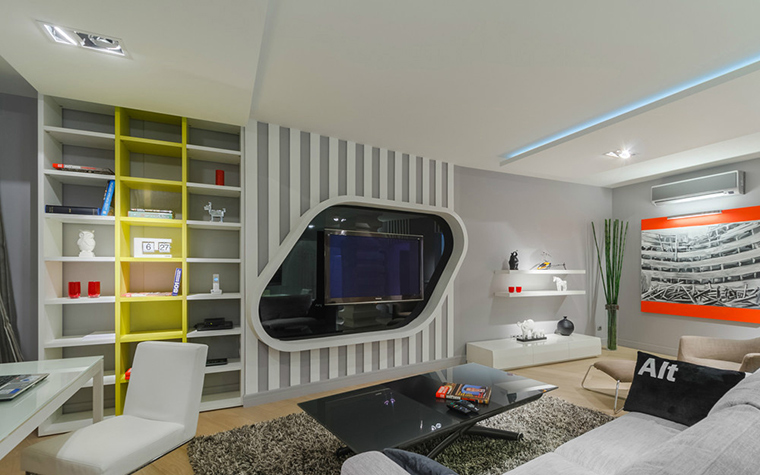 Kosmosa stila dzīvojamā istaba ar oriģinālo TV statīvu