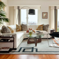 Dzīvojamās istabas zonēšana ar pelēku paklāju