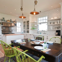 Зелени столове в бяла кухня-хол