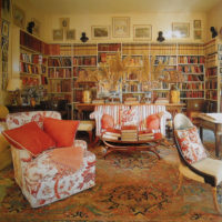 مكتبة غرفة المعيشة مع كراسي مشرقة