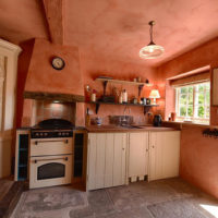 اللون الوردي في تصميم غرفة المنزل الريفي