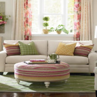 Sofa putih di ruang tamu dengan hiasan merah jambu
