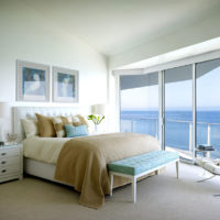 غرفة نوم مشرقة مطلة على البحر