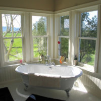 Прозорци за вана с частна къща