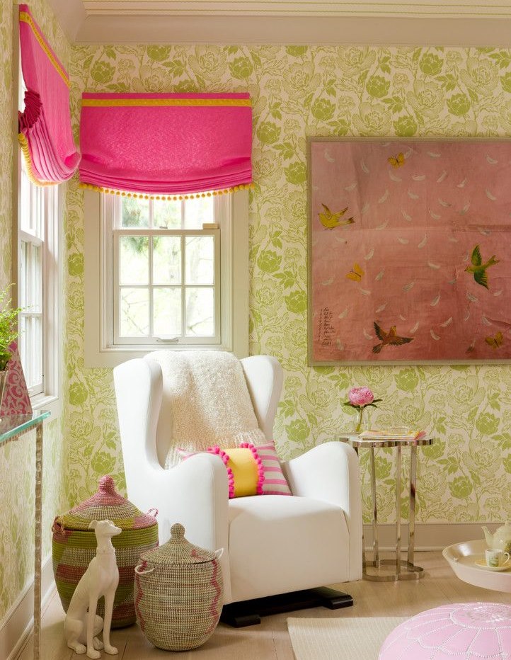 Hiasan ruang tamu rumah negara dengan kertas dinding bunga