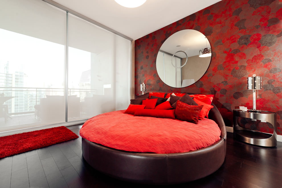 Moderns guļamistabas interjers ar sarkanām nokrāsām