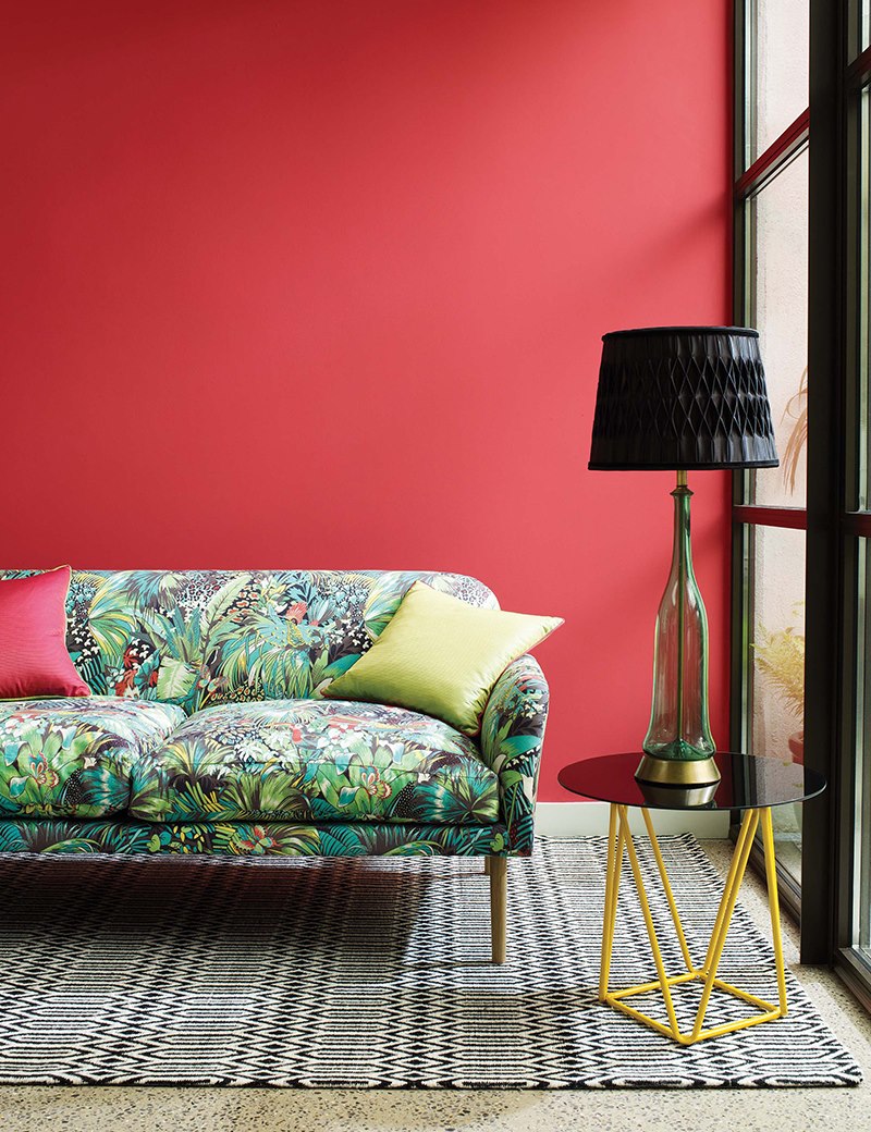 Sofa bervariasi terhadap dinding merah