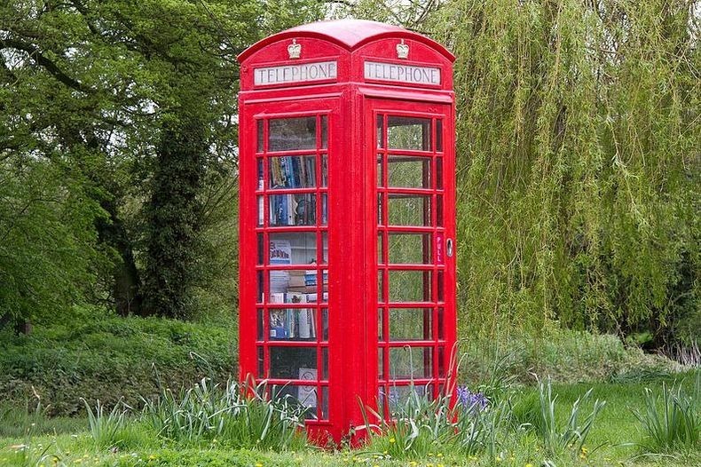 Английски червени телефонни кабини при озеленяване