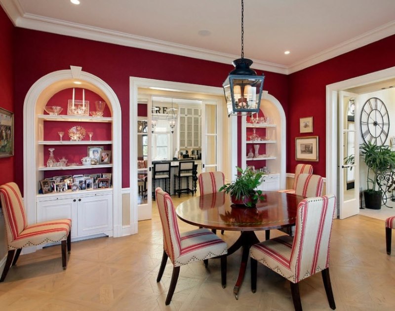 De combinatie van rood en wit in het interieur van de woonkamer