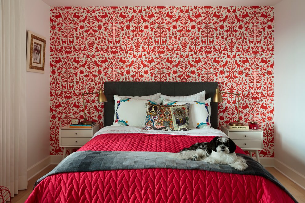 Decoratie van de slaapkamer met rood behang