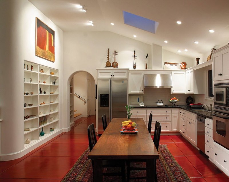 Keukenbinnenland van een privé huis met rode vloer