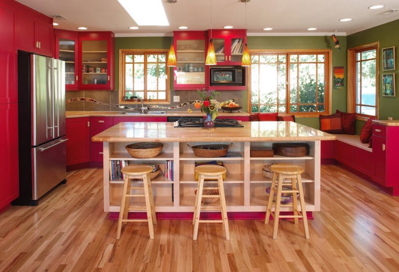 Lauku mājas virtuves interjers sarkanzaļā krāsā