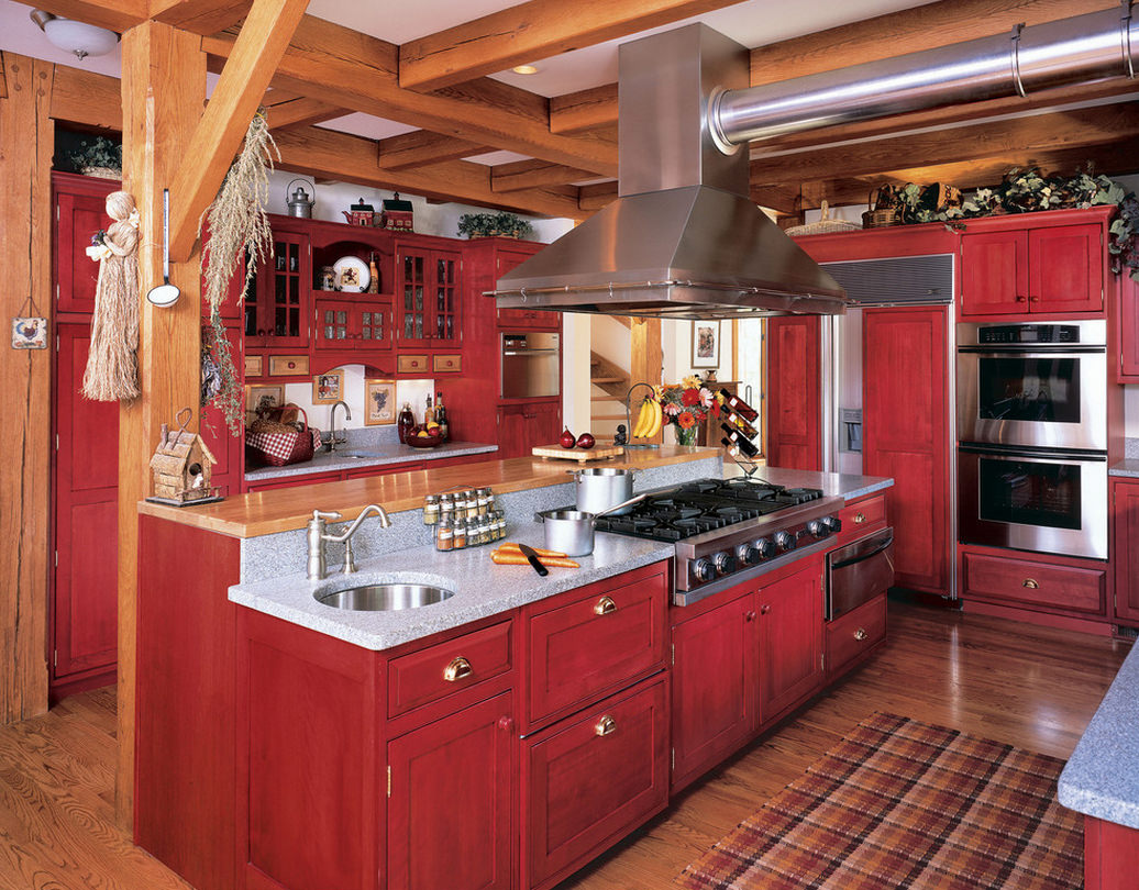 Kaimo stiliaus virtuvės interjeras, kuriame vyrauja raudona spalva